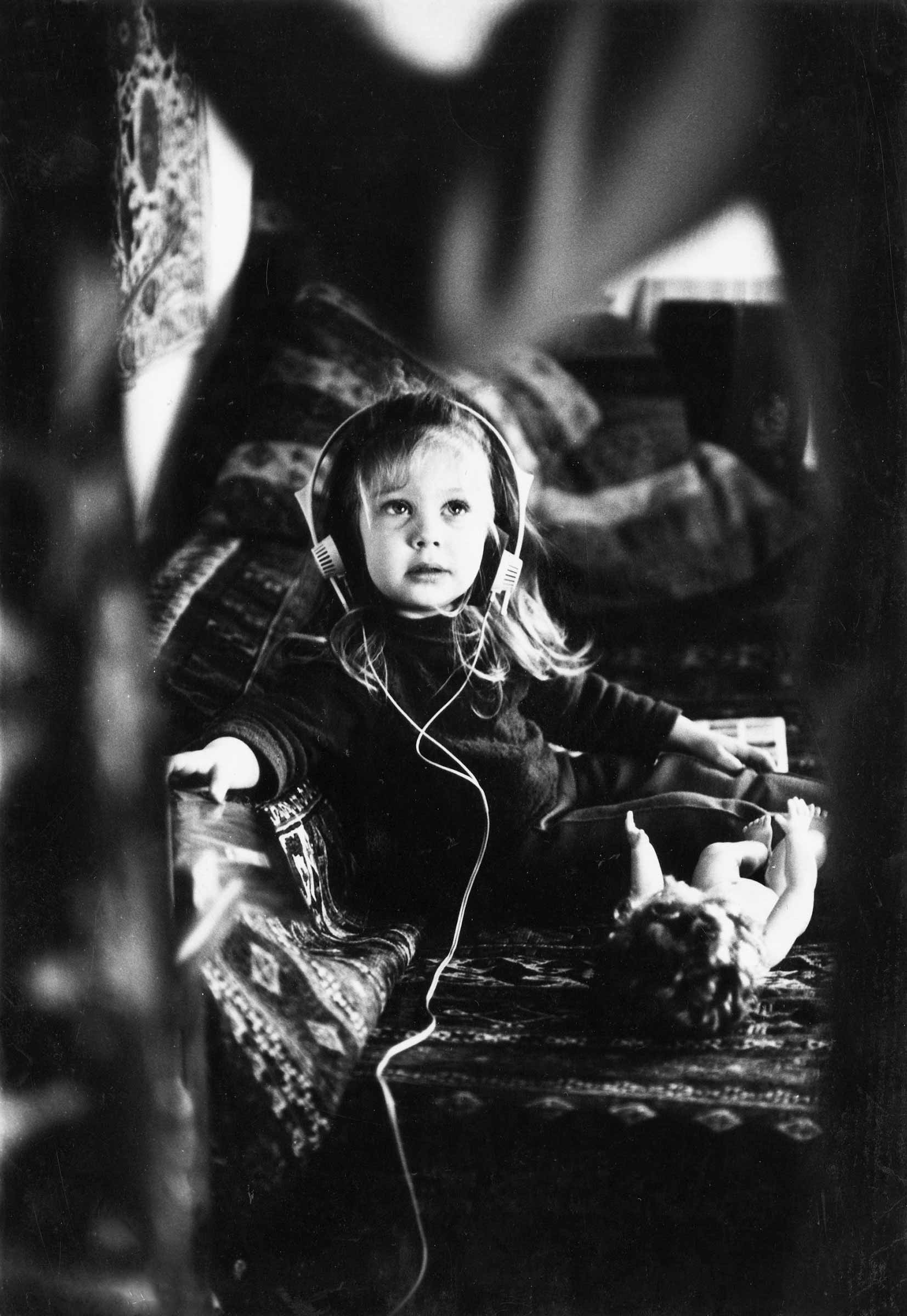 Eva 5 years old with headphones