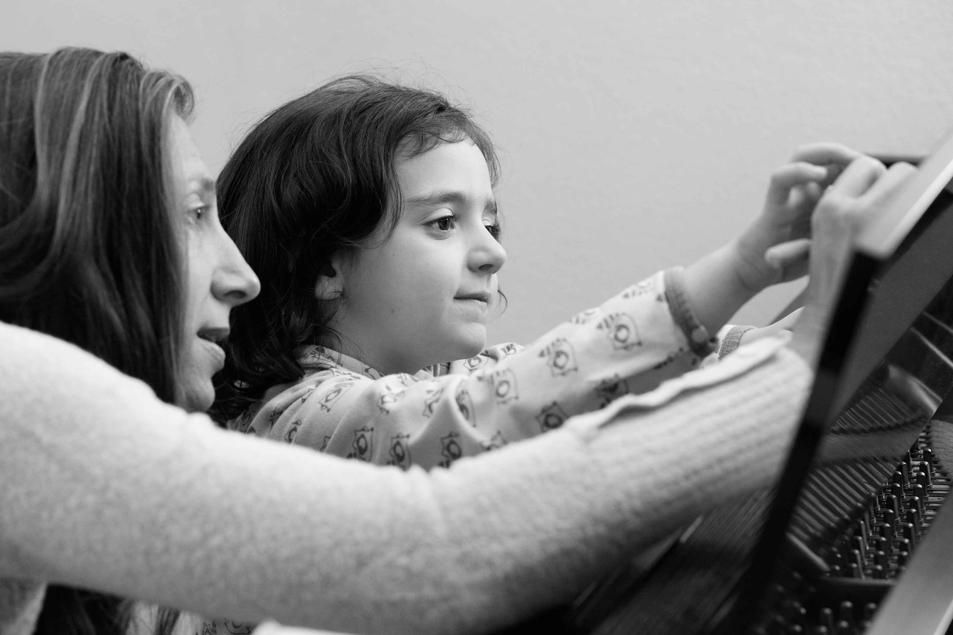 Eva teaching a child student